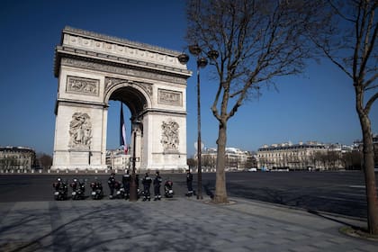 Policías apostados frente al Arco del Triunfo, en un lugar donde, contrariamente a lo que sucedía antes de la pandemia, no se ven ni personas ni vehículos