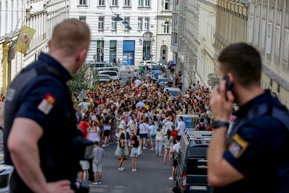 Policías austríacos observan a admiradores de Taylor Swift reunidos en el centro de la ciudad en Viena