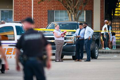 Policías cerca de la vivienda donde se encontraron restos óseos de un menor en Houston, Texas, el 24 de octubre del 2021. (Mark Mulligan/Houston Chronicle via AP)