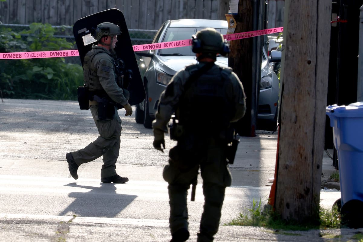 Policías cerca del lugar en Chicago donde se atrincheró un hombre que se había fugado de una corte en Mississippi, el 21 de agosto del 2024. (Antonio Perez/Chicago Tribune via AP)
