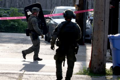 Policías cerca del lugar en Chicago donde se atrincheró un hombre que se había fugado de una corte en Mississippi, el 21 de agosto del 2024. (Antonio Perez/Chicago Tribune via AP)