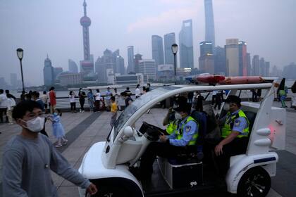 Policías chinos patrullan el área del Bund, un malecón en el centro de Shanghái, el miércoles 1 de junio de 2022. (Foto AP/Ng Han Guan)
