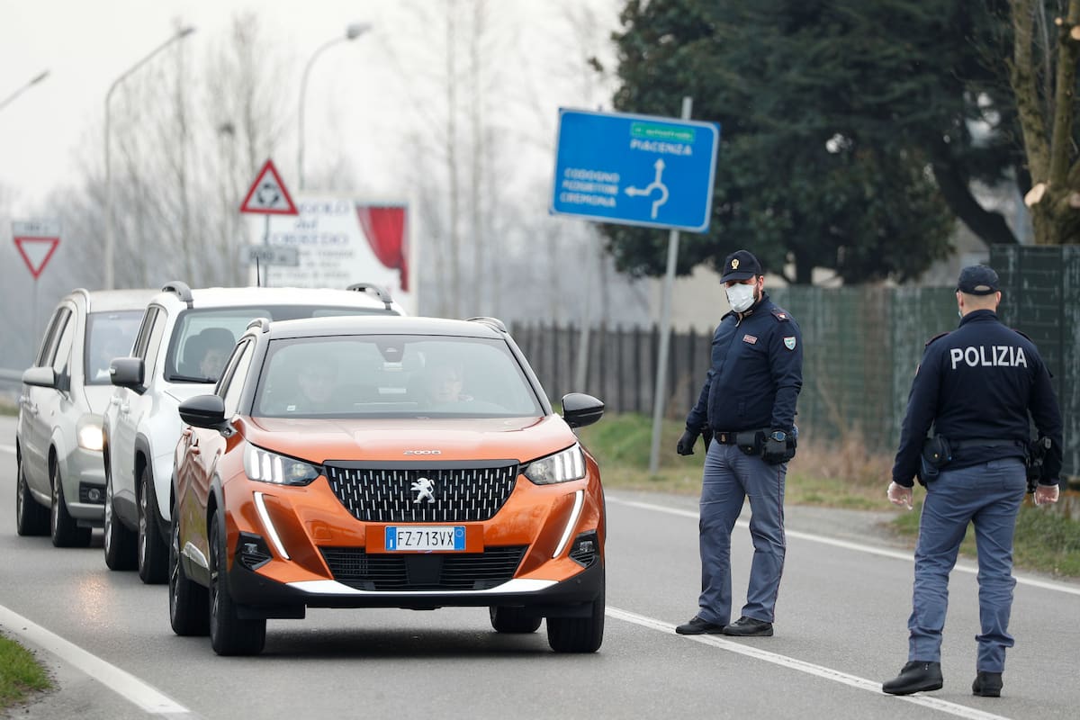 Policías con barbijos controlan el acceso a Codogno, Italia