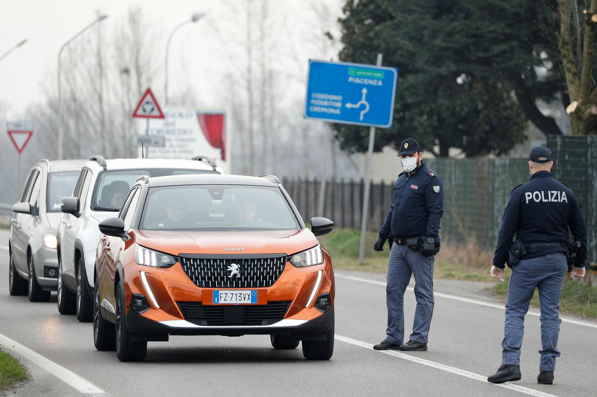 Policías con barbijos controlan el acceso a Codogno, Italia