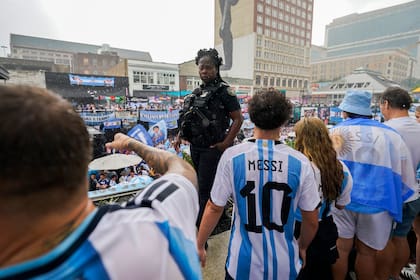 Policías controlan el banderazo
