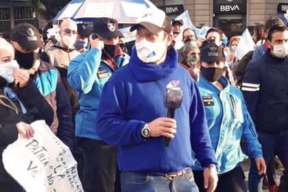 Policías custodian en el Obelisco a uno de los periodistas agredidos en la marcha anterior