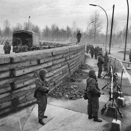 Policías de Berlín occidental custodian la construcción del muro en un sector de Berlín próximo a la puerta de Brandenburgo, en noviembre de 1961