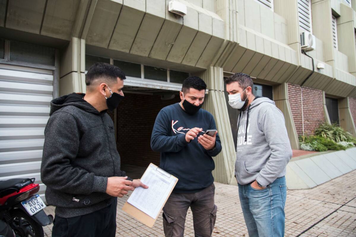 Policías de civil en el control a los empleados