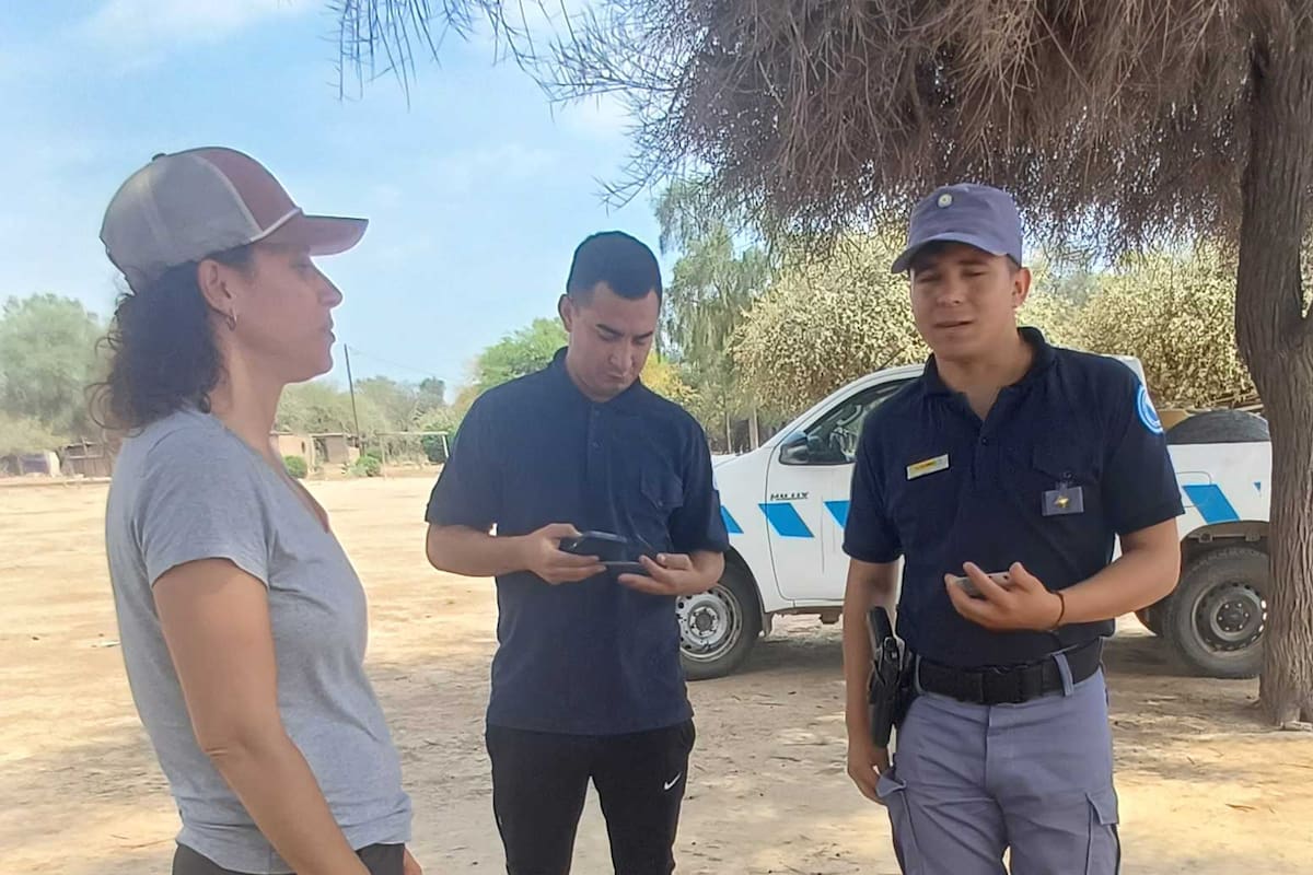 Policías de Formosa sacan fotos de los DNI del equipo periodístico de Hambre de Futuro en la comunidad de San José