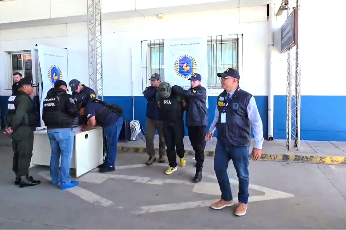 Policías de Interpol Bolivia entregan a sus pares de la Policía Federal al venezolano acusado de participar del tráfico de 52 kilos de MDMA