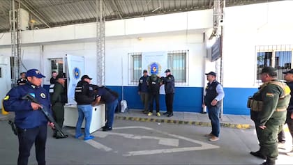 Policías de Interpol Bolivia entregan a sus pares de la Policía Federal al venezolano acusado de participar del tráfico de 52 kilos de MDMA