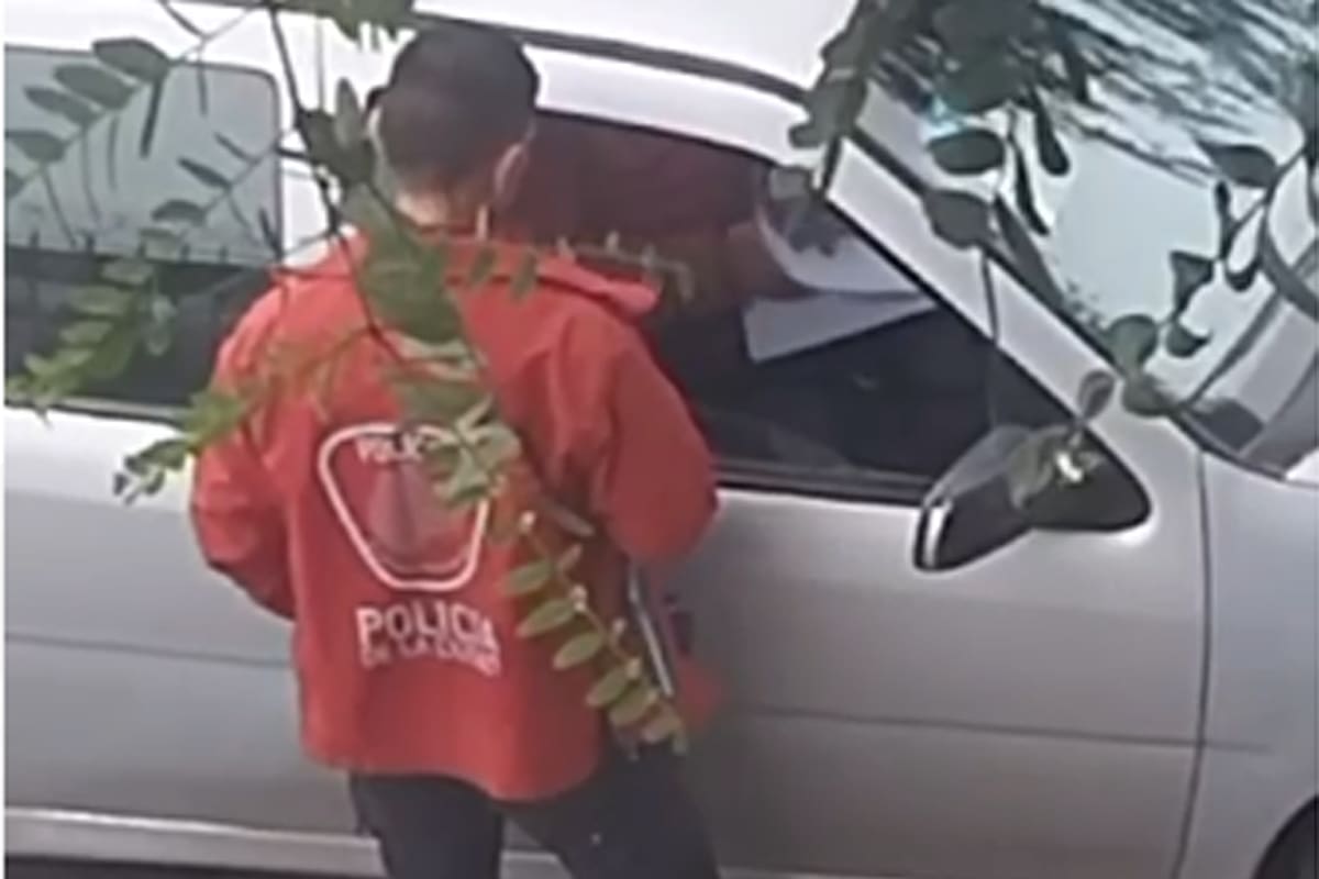 Policías de la ciudad cobrando coimas