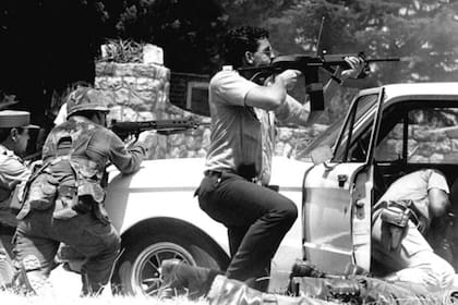 Policías de la provincia de Buenos Aires ayudaron al Ejército en el enfrentamiento en el regimiento de la tablada