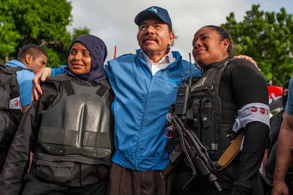 Policías de Nicaragua se tomam una foto con el presidente Daniel Ortega, en Masaya, Nicaragua. (AP Foto/Cristobal Venegas, Archivo)