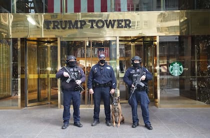 Policías de Nueva York custodian la Trump Tower