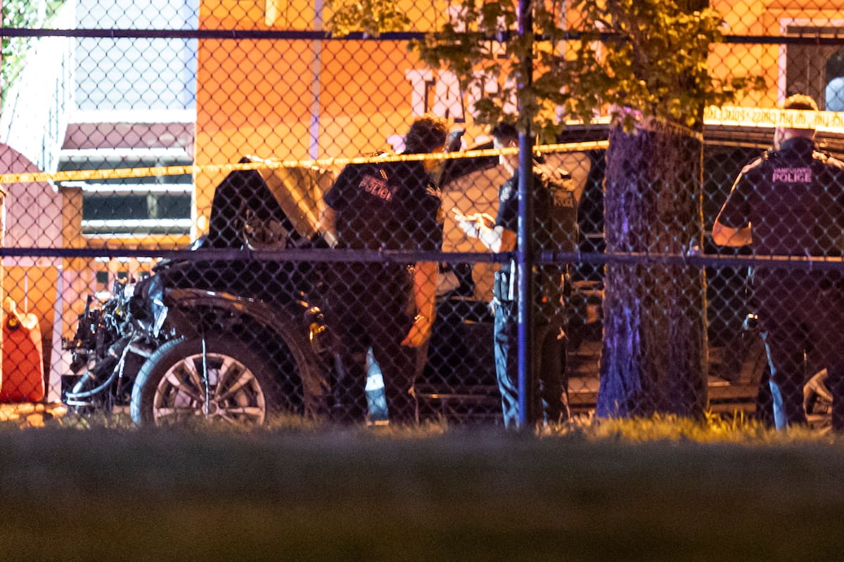 Policías de Vancouver examinan un auto negro sospechoso de haber participado en un atropello contra una multitud en el Festival Lapu Lapu en Vancouver. (Rich Lam/The Canadian Press via AP)