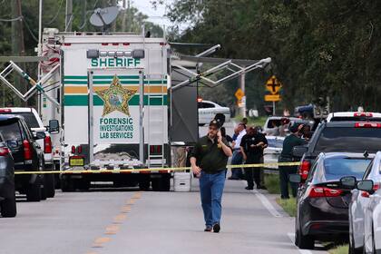 Policías del condado Polk trabajan en la escena de un tiroteo, el domingo 5 de septiembre de 2021, en Lakeland, Florida. (AP Foto/Lakeland Ledger, Michael Wilson)