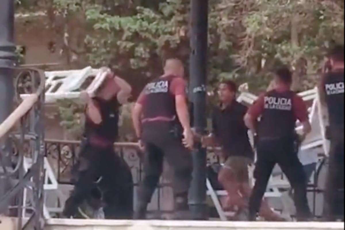 Policías detienen a un hombre con sillas en Barrancas de Belgrano