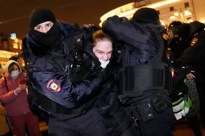 Policías detienen a un manifestante en San Petersburgo, Rusia, el jueves 24 de febrero de 2022. (AP Foto/Dmitri Lovetsky)