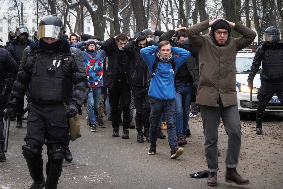 Policías detienen manifestantes en las protestas contra la detención del líder opositor Alexei Navalny, el 31 de enero
