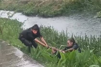 Policías detuvieron a un hombre que se tiró a un canal tras agredir a su expareja