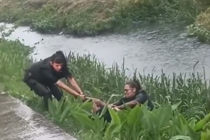 Policías detuvieron a un hombre que se tiró a un canal tras agredir a su expareja
