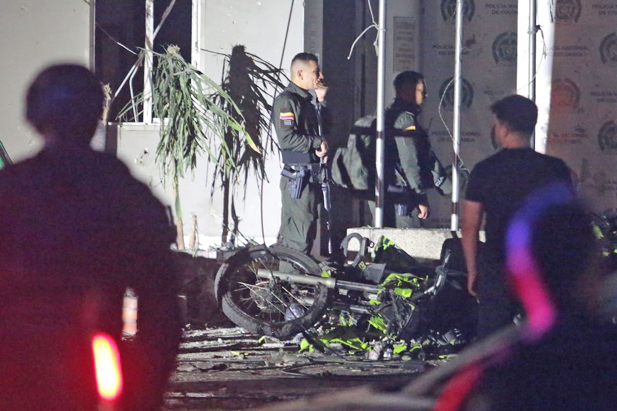 Policías e investigadores inspeccionan la estación de policía luego de que un coche bomba fuera detonado en Los Patios, Colombia