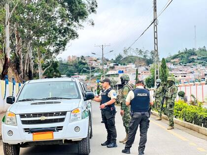 Policías ecuatorianos durante un operativo de seguridad