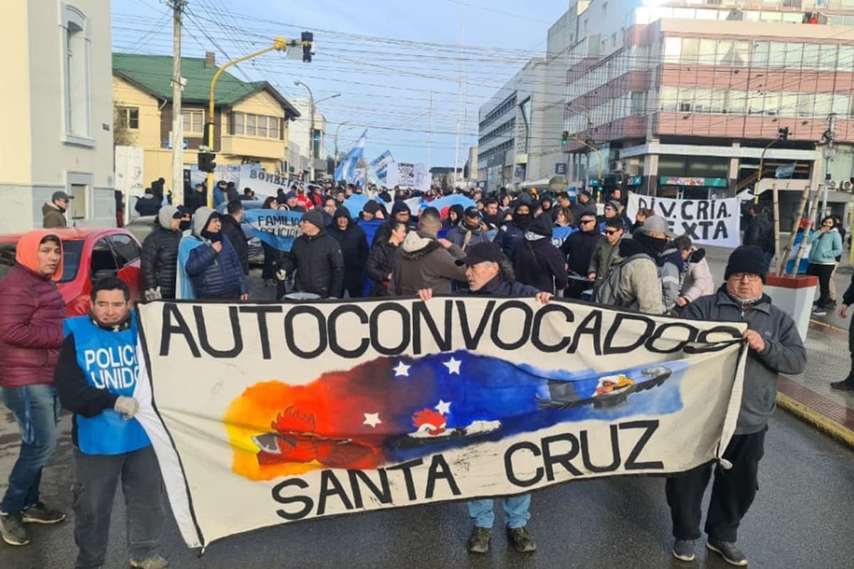 Policías en actividad y retirados de la provincia, de diversas aéreas, incluso el servicio Penitenciario, realizaron una movilización reclamando mejoras salariales