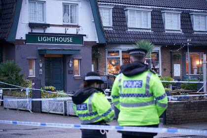 Policías en el Lighthouse Inn en Wallasey Village, cerca de Liverpool, Inglaterra, el 25 de diciembre de 2022. (Peter Byrne/PA via AP)