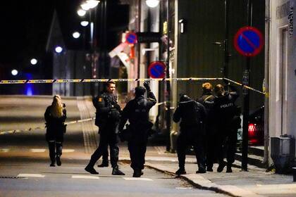 Policías en el lugar de un ataque con arco y flechas que dejó varios muertos y heridos en Kongsberg, Noruega, el miércoles 13 de octubre de 2021. (Hakon Mosvold Larsen/NTB Scanpix vía AP)