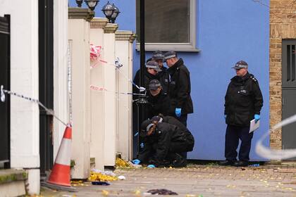 Policías en el lugar donde ocurrió un tiroteo en Southern Grove, Ladbroke Grove, al oeste de Londres, el 25 de noviembre del 2024. (Aaron Chown/PA via AP)