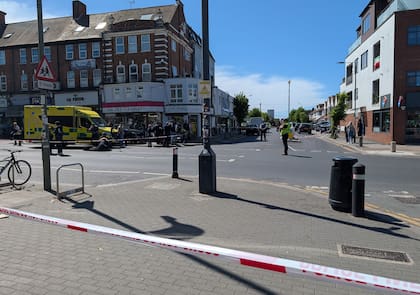 Policías en Golders Green, la zona predominantemente judía en el noroeste de Londres, tras el apuñalamiento de dos personas
