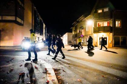 Policías en la escena tras un ataque en Kongsberg, Noruega, el miércoles 13 de octubre de 2021. Varias personas murieron en un ataque con arco y flechas en una localidad al oeste de la capital noruega, Oslo. (Hakon Mosvold Larsen/NTB Scanpix via AP)