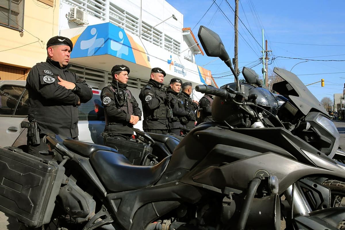 Policías en la Puerta del Sanatorio Berazategui