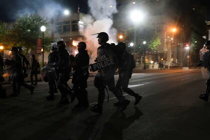 Policías en Louisville intentan contener una manifestación
