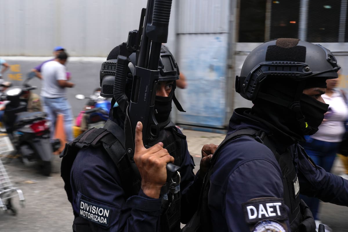 Policías en motocicleta salen del centro de detención en Boleíta, a donde fueron llevadas algunas personas detenidas en las recientes protestas, en Caracas, Venezuela, el 1 de agosto del 2024