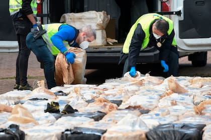 Policías españoles revisan paquetes en el puerto de Vigo, el 28 de abril de 2020, después de incautar el barco MV Karar que transportaba 4000 kg de cocaína