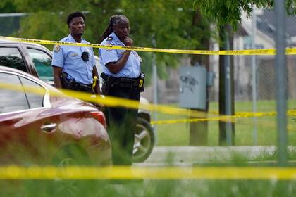 Policías evalúan la escena del crimen tras un tiroteo en la Universidad Xavier en Nueva Orleans, el martes 31 de mayo de 2022. (AP Foto/Gerald Herbert)