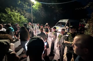 El gobierno británico condena a manifestantes antiinmigrantes tras protestas por cruces del Canal