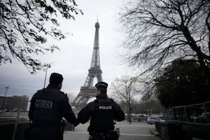 Policías franceses montan guardia cerca de la Torre Eiffel después de que un ataque con cuchillo en diciembre