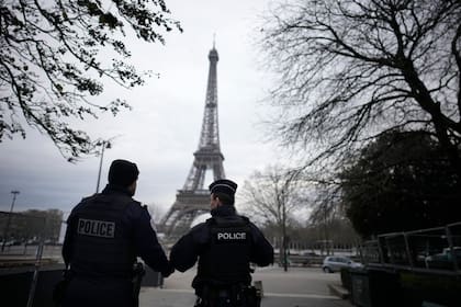 Policías franceses montan guardia cerca de la Torre Eiffel después de que un ataque con cuchillo en diciembre