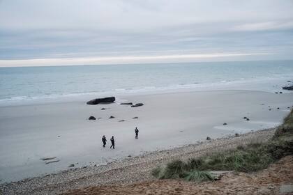 Policías franceses patrullan la playa en busca de migrantes en Wimereux, norte de Francia, 17 de noviembre de 2021. Varios migrantes murieron y otros sufrieron heridas al tratar de cruzar el Canal de la Mancha de Francia a Gran Bretaña, miércoles 24 de noviembre de 2021. (AP Foto/Louis Witter, File)