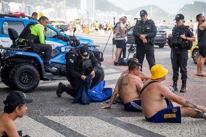 Policías inspeccionan las mochilas de hinchas de Boca