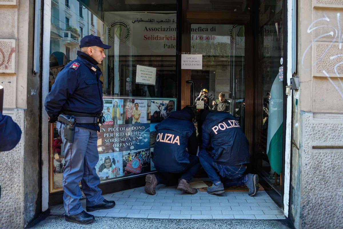 Policías inspeccionan una asociación benéfica que apoya a civiles palestinos en Milán, Italia, el sábado 27 de diciembre de 2025, después de que investigadores italianos arrestaron a nueve personas sospechosas de recaudar millones de euros para Hamás. (Claudio Furlan/LaPresse vía AP)