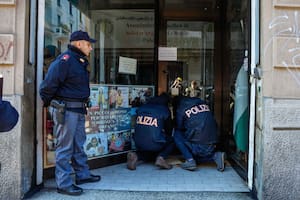 Policías inspeccionan una asociación benéfica que apoya a civiles palestinos en Milán, Italia, el sábado 27 de diciembre de 2025, después de que investigadores italianos arrestaron a nueve personas sospechosas de recaudar millones de euros para Hamás. (Claudio Furlan/LaPresse vía AP)
