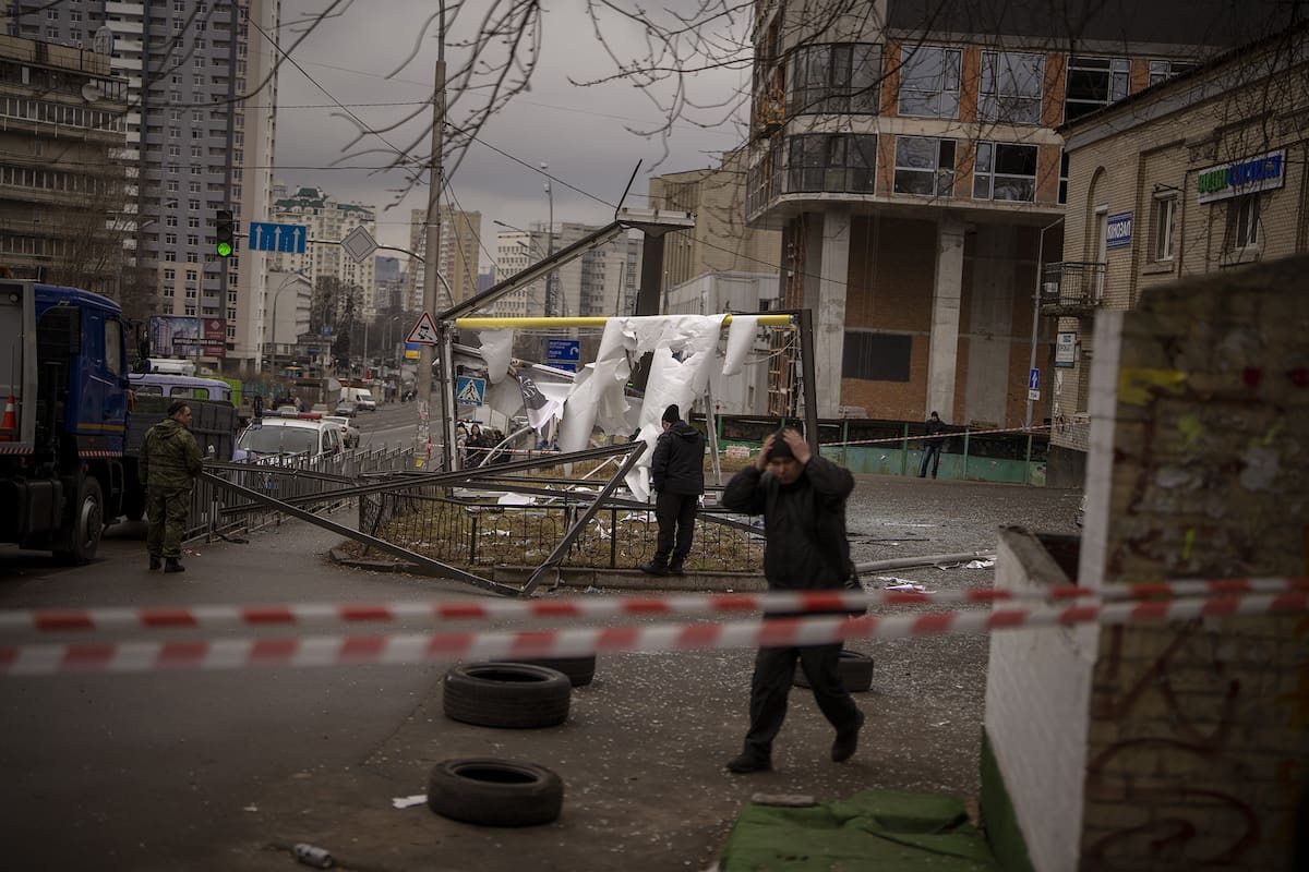 Policías inspeccionan una zona en Kiev, Ucrania, despuÈs de un aparente ataque ruso el jueves 24 de febrero de 2022. (AP Foto/Emilio Morenatti)