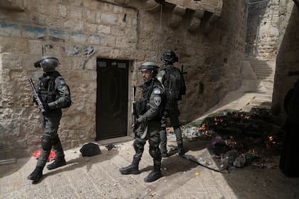 Policías israelíes se despliegan en la zona antigua de Jerusalén, el domingo 17 de abril de 2022. (AP Foto/Mahmoud Illean)