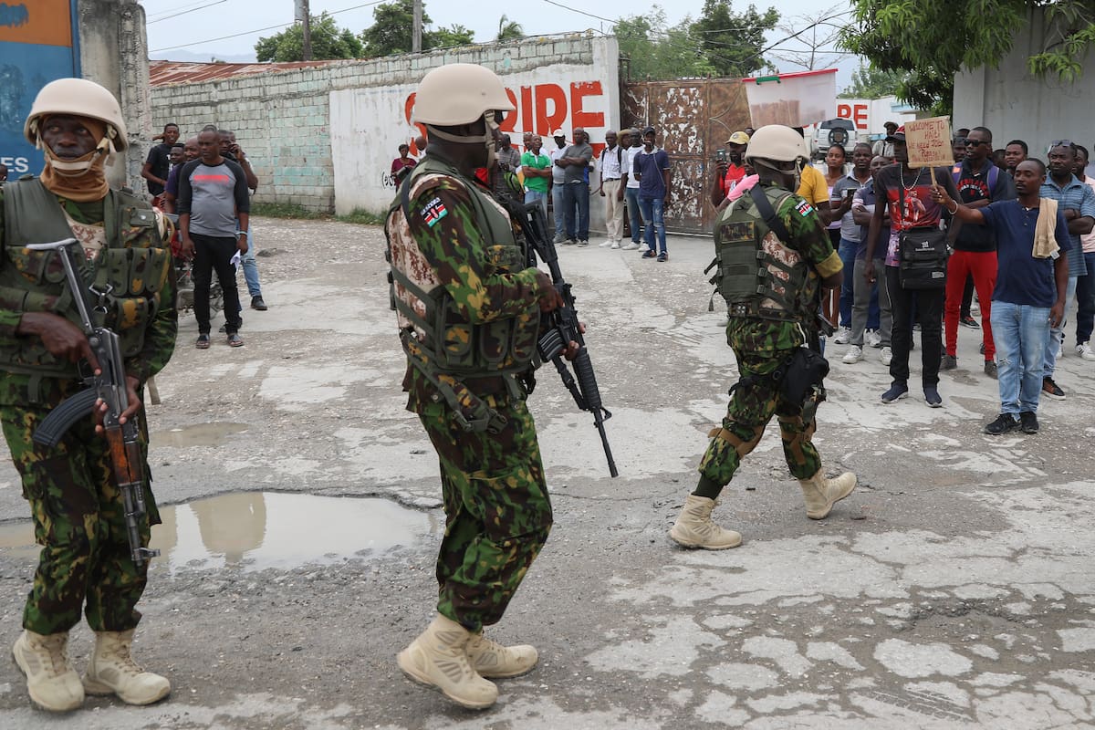 Policías kenianos patrullan la zona del aeropuerto de Puerto Príncipe