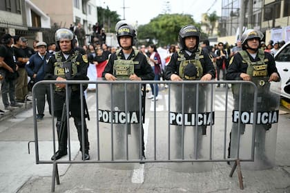 Policías montan guardia a las afueras del centro de votación donde la candidata presidencial peruana Keiko Fujimori votó en la segunda vuelta